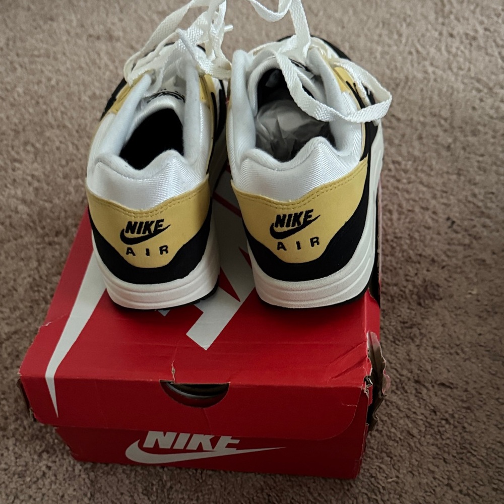 Nike Low-Top Sneakers in White, Yellow & Black NWT - Picture 3 of 6